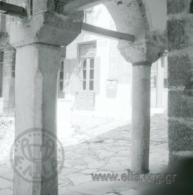 Μακρυνίτσα, στην πλατεία. Λήψη από το περιστύλιο του ναού του Αγίου Ιωάννη του Προδρόμου.