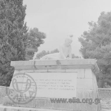 Ταφικό μνημείο Μάρκου Μπότσαρη στον κήπο των Ηρώων.