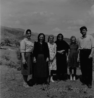 Η Λιάνα με αγροτική οικογένεια φίλων.