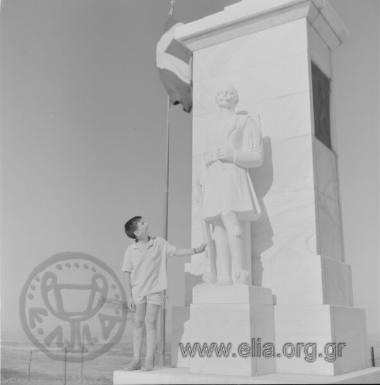 Ο Γιάννης σε μνημείο.