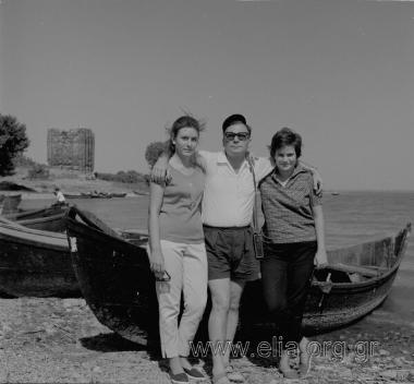 Ο Αντώνης, με τις κόρες του, Χρύσα και Βάνα.