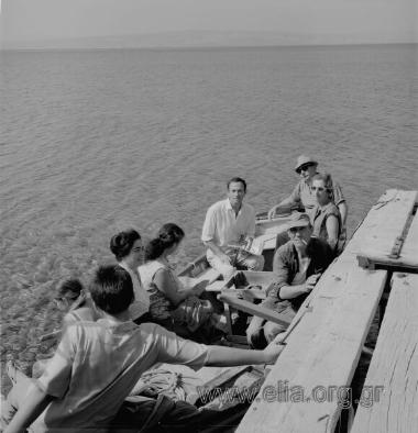 Γιάννης, Liadain Sherard, Λιάνα, Αννα Sherard, Αλέκος Ξάνθος, Αντώνης Παπαδήμος, Λόπη Λαχανά και ο βαρκάρης από τον Αγ. Γιάννη προς Λίμνη