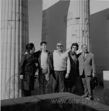 Οι οικογένιες του Δημήτρη Παπαδήμου και Πέτρο Σφετικόπουλου κάπου στα αρχεία της Αιγύπτου.