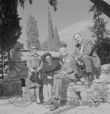 Η Λιάνα και ο Δημήτρης Παπαδήμου με τον André Favereau και τη σύζυγό του - μάλλον στην Καισαριανή.