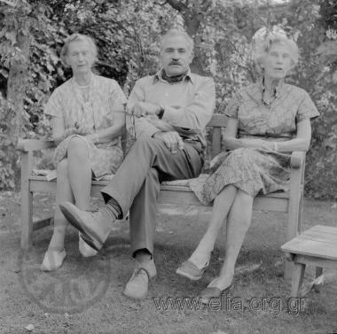 Ο Δημήτρης Παπαδήμος με τις αδελφές του Austen Harrison, Katherine και Ina.