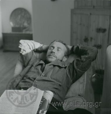 Ο Γιάννης Μιγάδης κοιμώμενος.