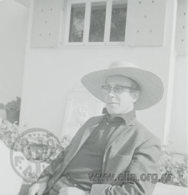 Ο Γιάννης Μιγάδης με ψάθινο καπέλο.