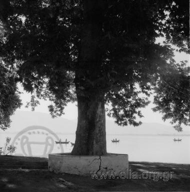 Καστοριά, στη λίμνη. Στο βάθος, ψαράδες.