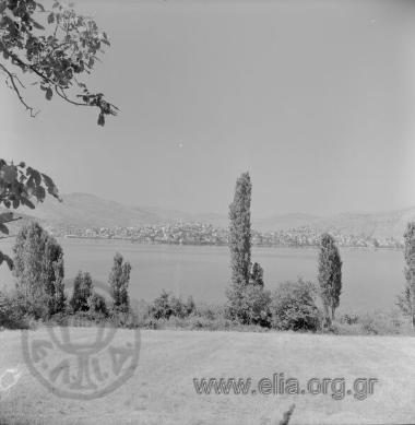 Καστοριά, η λίμνη. Στο βάθος η πόλη.