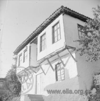 Παραδοσιακή κατοικία με σαχνισιά.