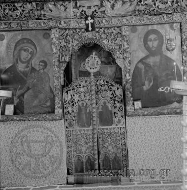Ναός Αγίου Νικολάου, η Ωραία Πύλη και εκατέρωθεν οι εικόνες της Παναγίας και του Χριστού.