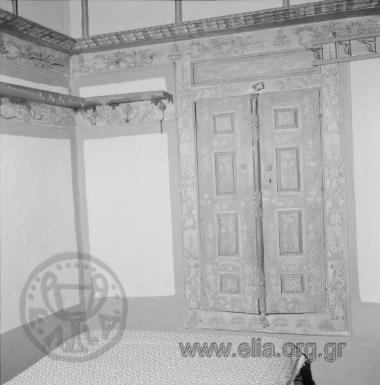 Αρχοντικό Νερατζόπουλου-Σαχίνη: ντουλάπι με ζωγραφικό διάκοσμο.