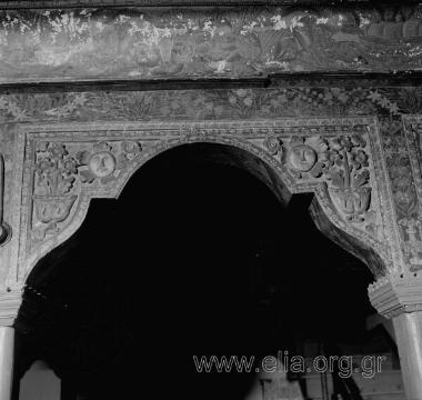 Αρχοντικό Νερατζόπουλου: ξυλόγλυπτα επίκρανα κιονίσκων.