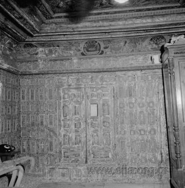 Αρχοντικό Νερατζόπουλου: ταμπλαδωτή ξύλινη επένδυση των τοίχων και μουσάντρα (ντουλάπα).