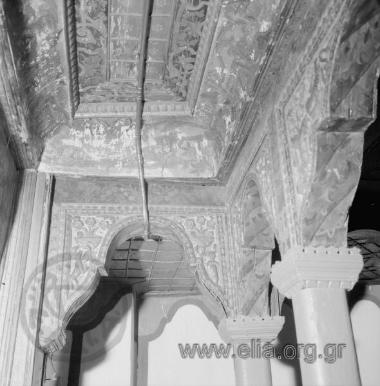 Αρχοντικό Νερατζόπουλου: κιονίσκοι με ξυλόγλυπτα και ζωγραφισμένα επίκρανα, τμήμα διακοσμημένου ταβανιού.