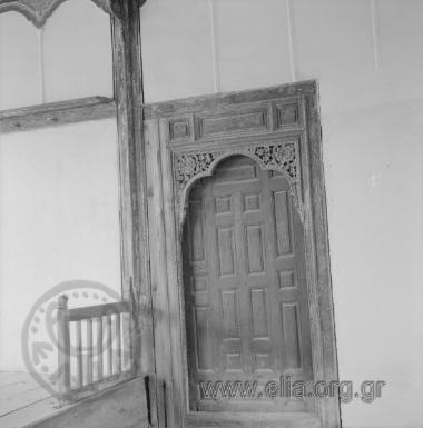 Αρχοντικό Μανούση: ξυλόγλυπτος διάκοσμος εσωτερικής θύρας.