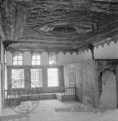 Αρχοντικό Μανούση: στον οντά του ορόφου με τον περίτεχνο ξυλόγλυπτο ταμπλά.