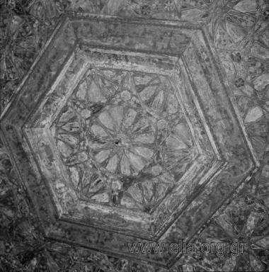 Αρχοντικό Μανούση: ξυλόγλυπτος ταμπλάς και ταβάνι στον όροφο.