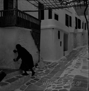 Σοκάκι και γερόντισσα.