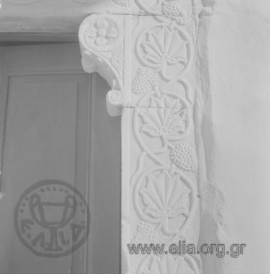 Ανάγλυφος διάκοσμος πόρτας εκκλησίας.