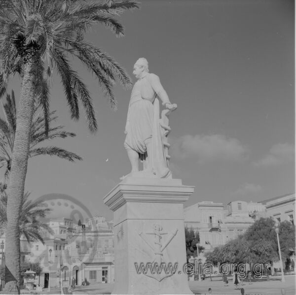Ερμούπολη, πλατεία Μιαούλη (Δημαρχείου): ο ανδριάντας του Ανδρέα Μιαούλη.