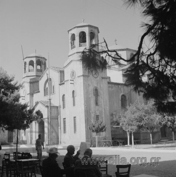 Ο ναός του Αγίου Αθανασίου στην πλατεία.