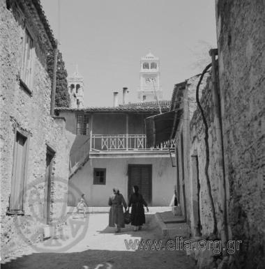 Λίμνη Ευβοίας, στο βάθος το καμπαναριό και το ρολόι του Ιερού Ναού Γεννήσεως Θεοτόκου. .