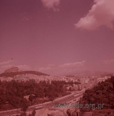 Η λεωφόρος Βασιλέως Κωνσταντίνου στο ύψους του Παναθηναϊκού Σταδίου. Στο βάθος δεσπόζει ο Λυκαβηττός.
