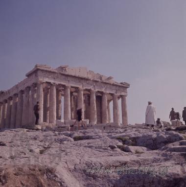 Ακρόπολη. Υπαίθριοι φωτογράφοι στον Παρθενώνα.