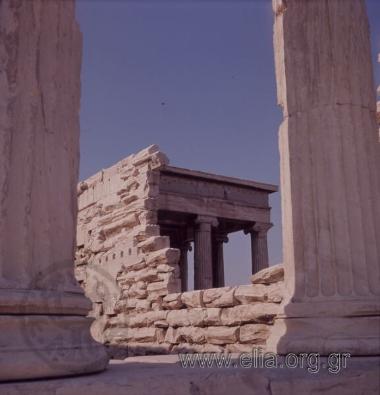 Ακρόπολη, Ερέχθειο. Η βόρεια πρόσταση του ναού όπως φαίνεται από την ανατολική πρόσταση.