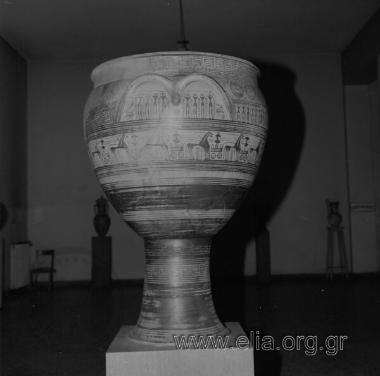 Εθνικό Αρχαιολογικό Μουσείο. Αττικός γεωμετρικός κρατήρας. Από το Δίπυλο, Κεραμεικός. Του ''Ζωγράφου του Hirschfeld''. 750-735 π.Χ.