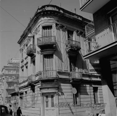 Νεοκλασικό κτίριο στη συμβολή των οδών Σκούφου και Ναυάρχου Νικοδήμου (Πλάκα).