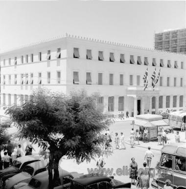 Το δημαρχιακό μέγαρο των Αθηνών, λήψη από την οδό Κρατίνου. Δεξιά, αστικά λεωφορεία.