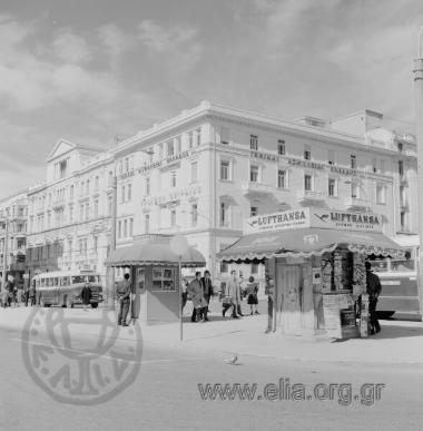 Οδός Σταδίου, λήψη από την πλατεία Κλαυθμώνος: το υποκατάστημα της Εθνικής Τραπέζης και το υποκατάστημα της Τραπέζης Πειραιώς (Σταδίου και Κοραή). Το μεν πρώτο ήταν παλαιότερα υποκατάστημα της Τραπέζης Αθηνών, το δε δεύτερο κατεδαφίστηκε και το νέο κτίριο στέγασε την Εμπορική Τράπεζα (σήμερα Alpha Bank). Επί της Σταδίου, αστικά λεωφορεία.