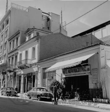 Οδός Χρήστου Λαδά: τα γραφεία των εφημερίδων Τα Νέα και Το Βήμα, τα εμπορικά καταστήματα 