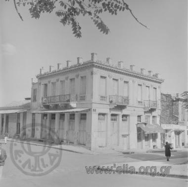 Μοναστηράκι, η οδός Αιόλου. Η ταβέρνα 