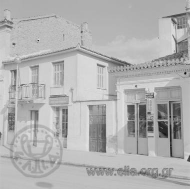 Μοναστηράκι: κουρείο, ηλεκτρικές εγκαταστάσεις Γεωργίου Δημητρόπουλου, ωρολόγια Ευστρατίου Κατσίδη.