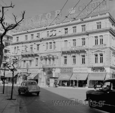 Οδός Πανεπιστημίου (αρ. 6): το Μέγαρο Κούπα, μεταξύ των οδών Βουκουρεστίου και Κριεζώτου. Στο ισόγειο τα καταστήματα Ζολώτα, Ευαγγελίδη-Κουρτίδη, Στέλλα, Κατράντζου και Παπαζιάν.