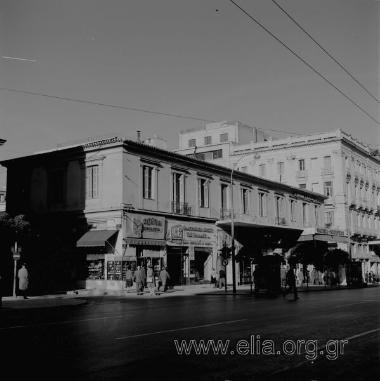 Οδός Πανεπιστημίου, στη συμβολή με την οδό Αρσάκη. Στα δεξιά το ξενοδοχείο Majestic (στο ισόγειο του ξενοδοχείου τα γραφεία της ΕΡΕ).