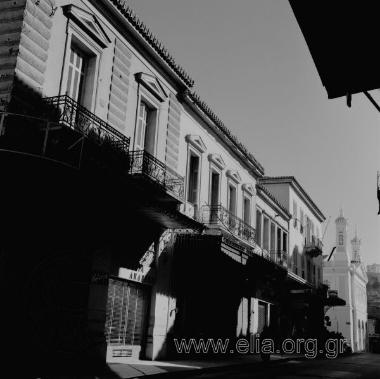 Οδός Αιόλου, κοντά στην πλατεία Αγίας Ειρήνης: εμπορικά καταστήματα. Δεξιά ο ναός της Αγίας Ειρήνης και στο βάθος η Ακρόπολη.