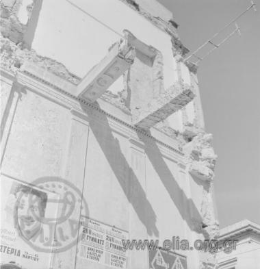 Εσωτερικός τοίχος (μεσοτοιχία) κατεδαφισμένου κτιρίου πλησίον της οδού Ακαδημίας.