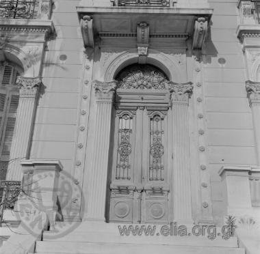 Η είσοδος νεοκλασικού κτιρίου στη λεωφόρο Βασιλίσσης Σοφίας (αρ. 49). Κατεδαφίστηκε το 1978.