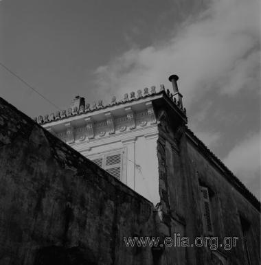 Οδός Ερμού: λεπτομέρεια στέγης κτιρίου (ακροκέραμα).