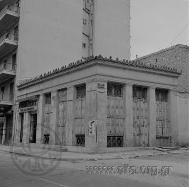 Κτίριο στη συμβολή των οδών Αχαρνών και Σμύρνης (μεταξύ των οδών Ηπείρου και Ιουλιανού).