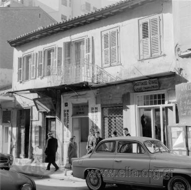 Εξάρχεια: οινοπωλείο (Ρετσίνα Μεσογείων) και ο ραπτικός οίκος Ανδρέα Γραμματικού.