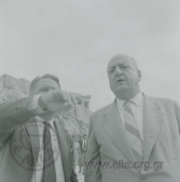 Ο Γιώργος Κατσίμπαλης με τον Lawrence Durrell στην Ακρόπολη.