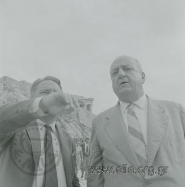 Ο Γιώργος Κατσίμπαλης με τον Lawrence Durrell στην Ακρόπολη.