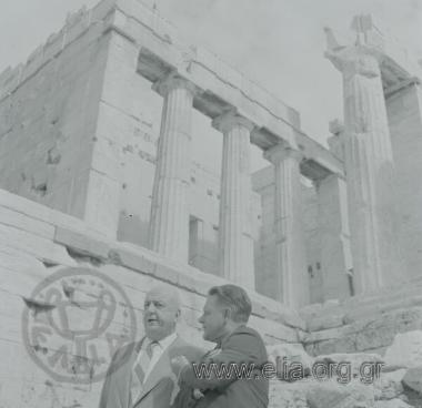 Ο Γιώργος Κατσίμπαλης με τον Lawrence Durrell στην Ακρόπολη.