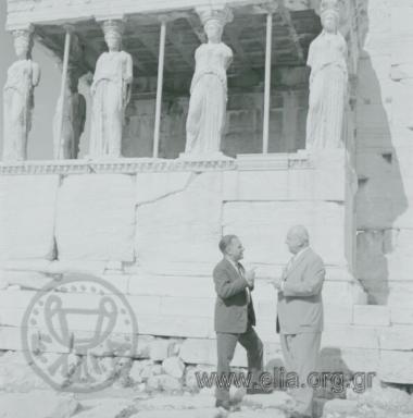 Ο Γιώργος Κατσίμπαλης με τον Lawrence Durrell στην Ακρόπολη.