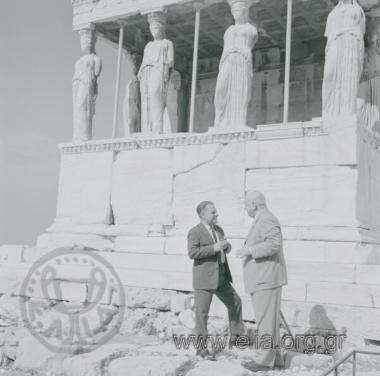 Ο Γιώργος Κατσίμπαλης με τον Lawrence Durrell στην Ακρόπολη.